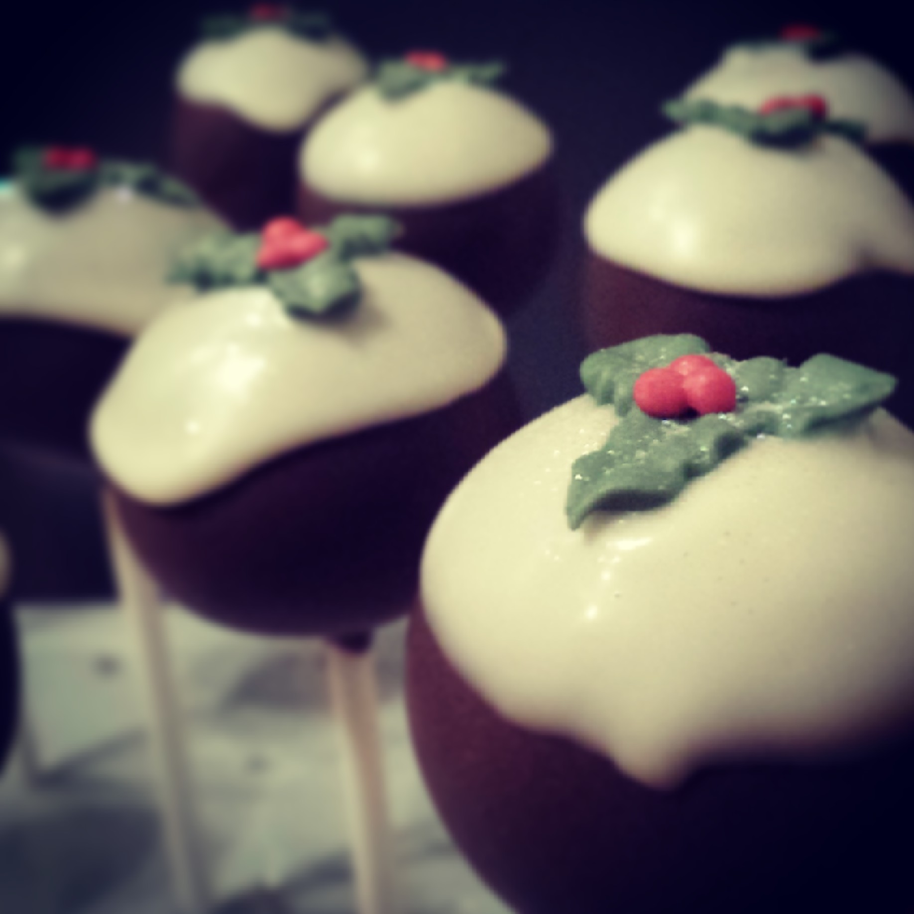 Christmas pudding cake pops