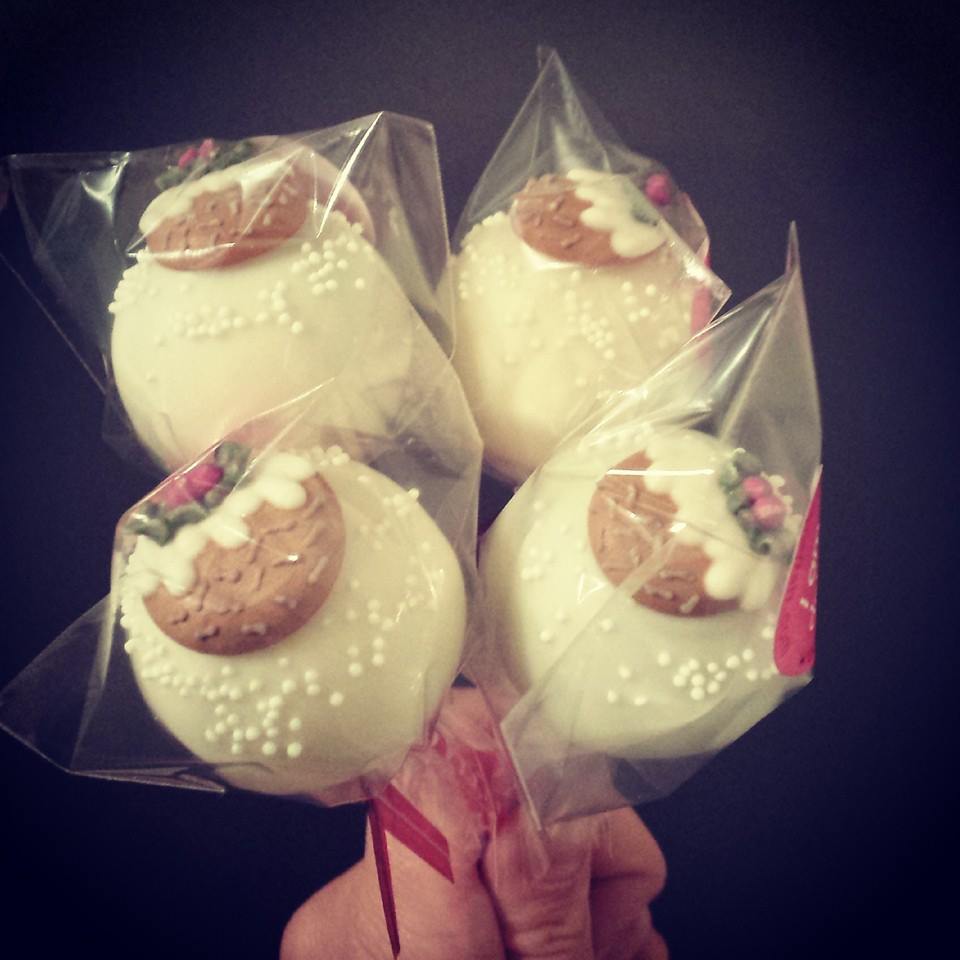 Christmas pudding cake pops